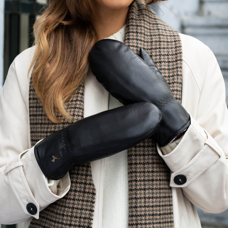 Mia – stilfuld læderluffe med luksuriøst lammeuldsfor og touchscreenfunktion
